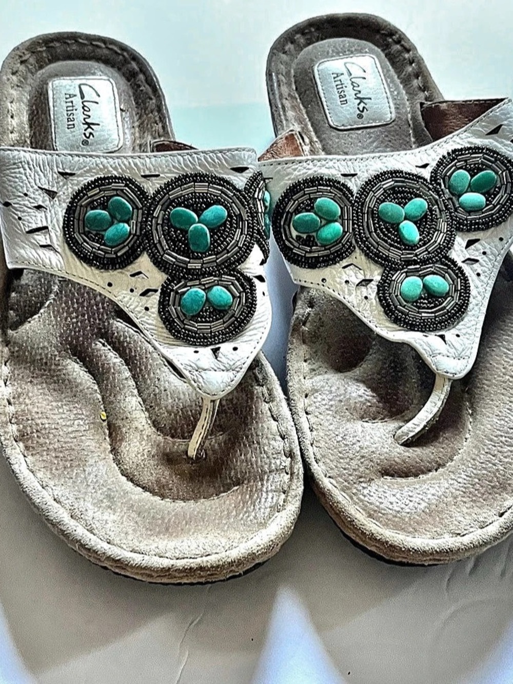 Clarks Artisan White Leather Thong Sandals Turquoise Beaded Medallions 10M Boho